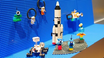 LEGO-byggen med rymdtema för att illustrera skoltemat "Rymdingenjörerna" på Curiosum.