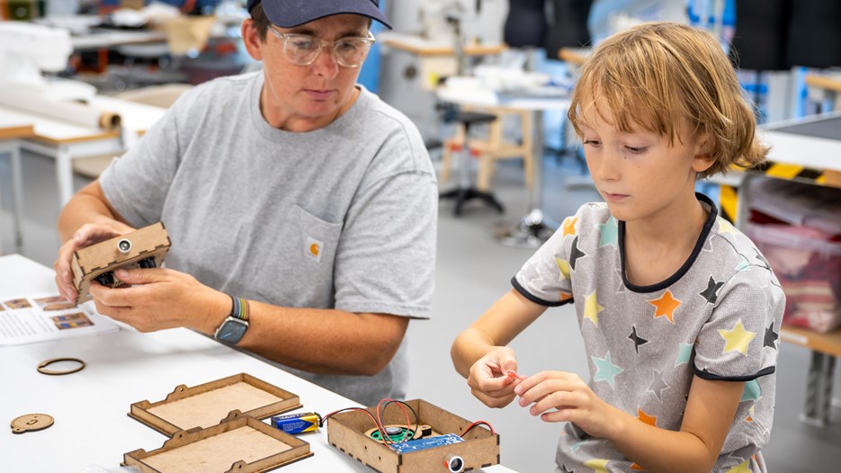 Vuxen och barn bygger en fladdermusdetektor i Makerspace på Curiosum.