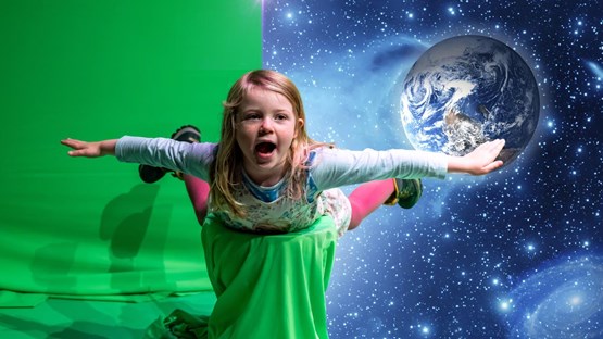 Flicka flyger framför green screen på Curiosum.