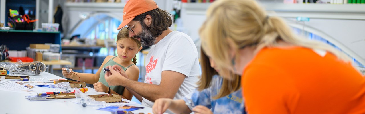 Barn och föräldrar skapar i Makerspace på Curiosum.