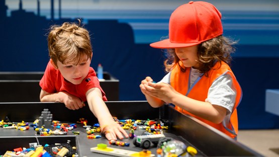 Två barn bygger med lego i Curiosums legoverkstad