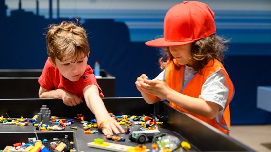 Two children builds with LEGO at Curiosum.