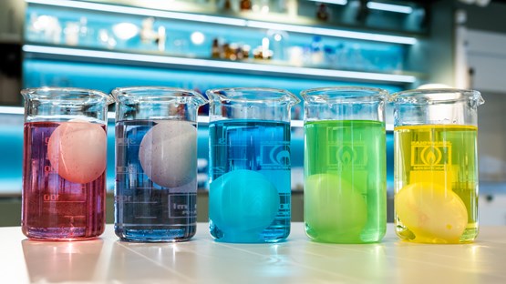 Glasburkar fyllda med vätskor i olika färger i Curiosums kemilabb