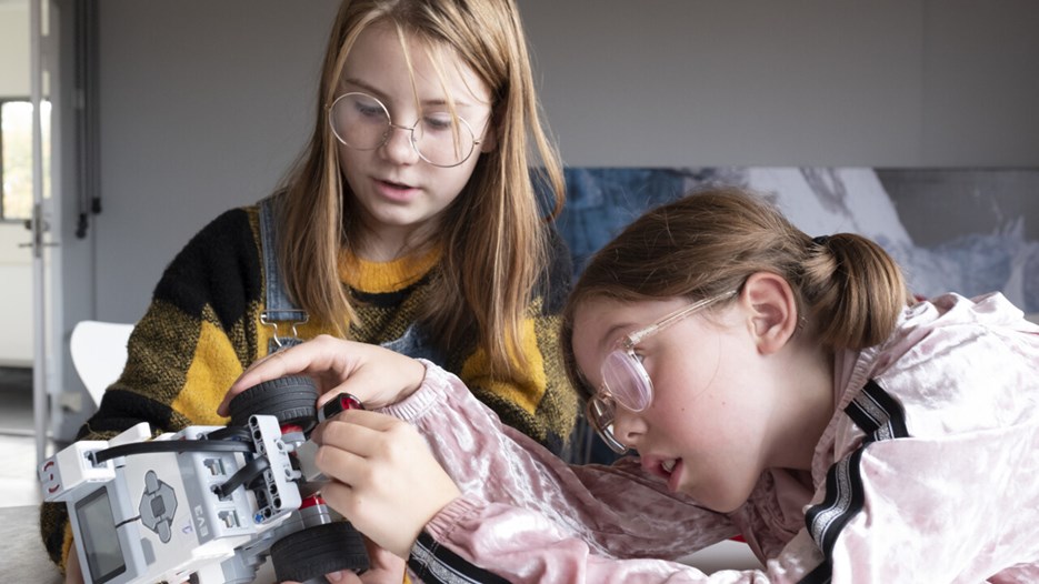 Två flickor med legorobot